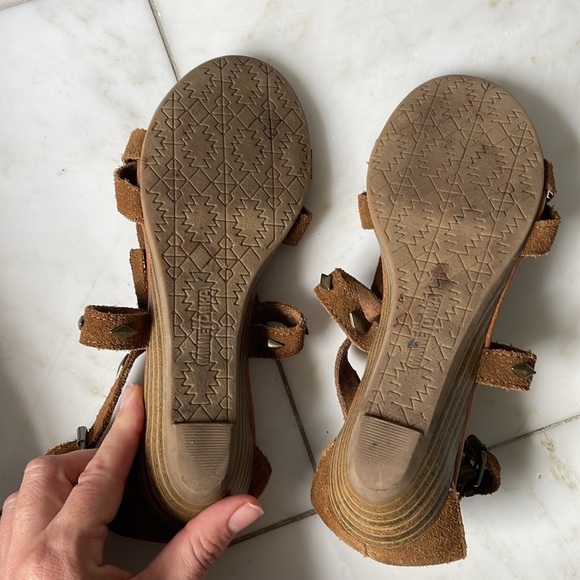 Minnetonka fringed studded brown leather ankle strap sandal size 7 great shape - Picture 6 of 9